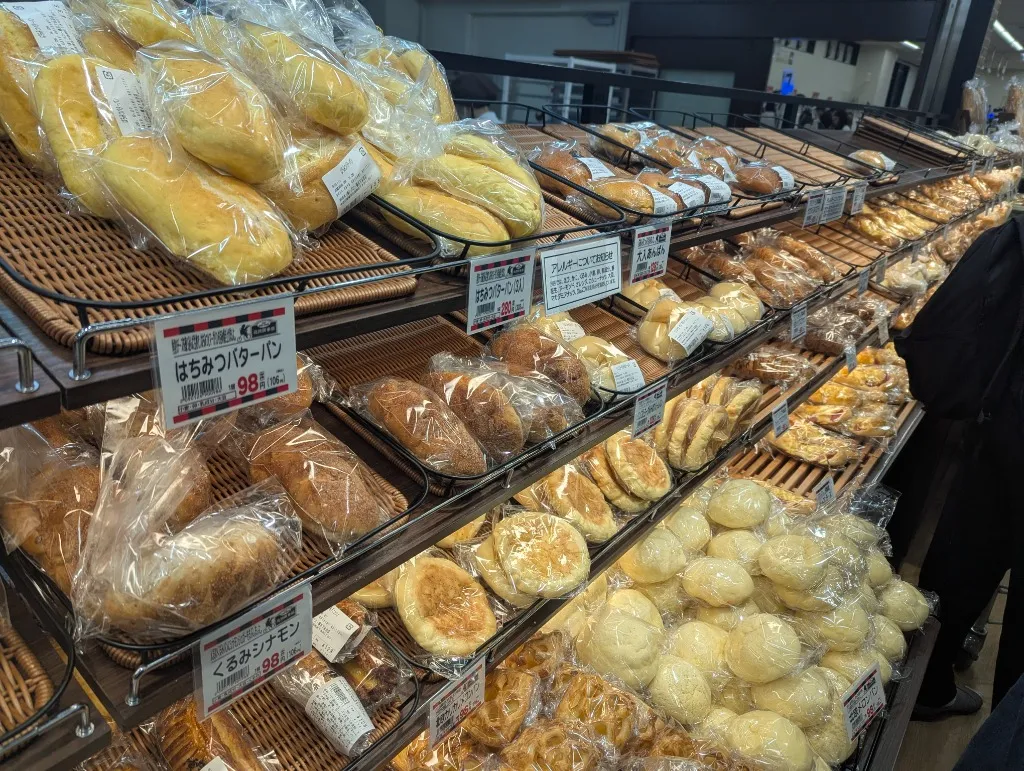 バロー横浜下永谷店の98円均一パンコーナーの棚全体