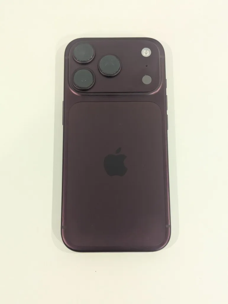 エディオン横浜店で入手したiPhone 18 Pro実機（深みのある美しいパープル系カラーの背面デザイン）