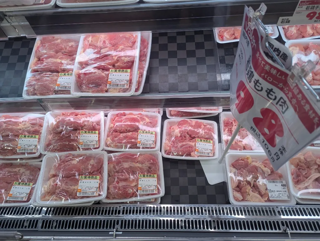 国内産若鶏もも肉 100gあたり98円のお買得売り場