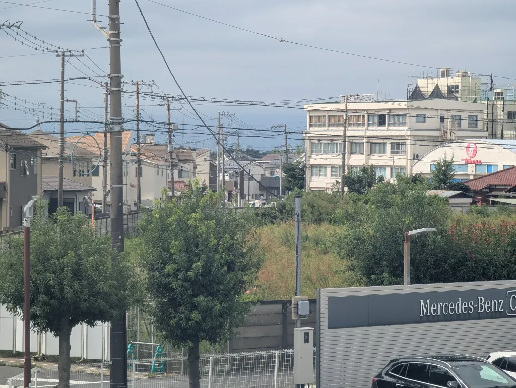 隣接するメルセデス・ベンツおよび国道1号側から見たバロー戸塚区東俣野町店予定地の遠景
