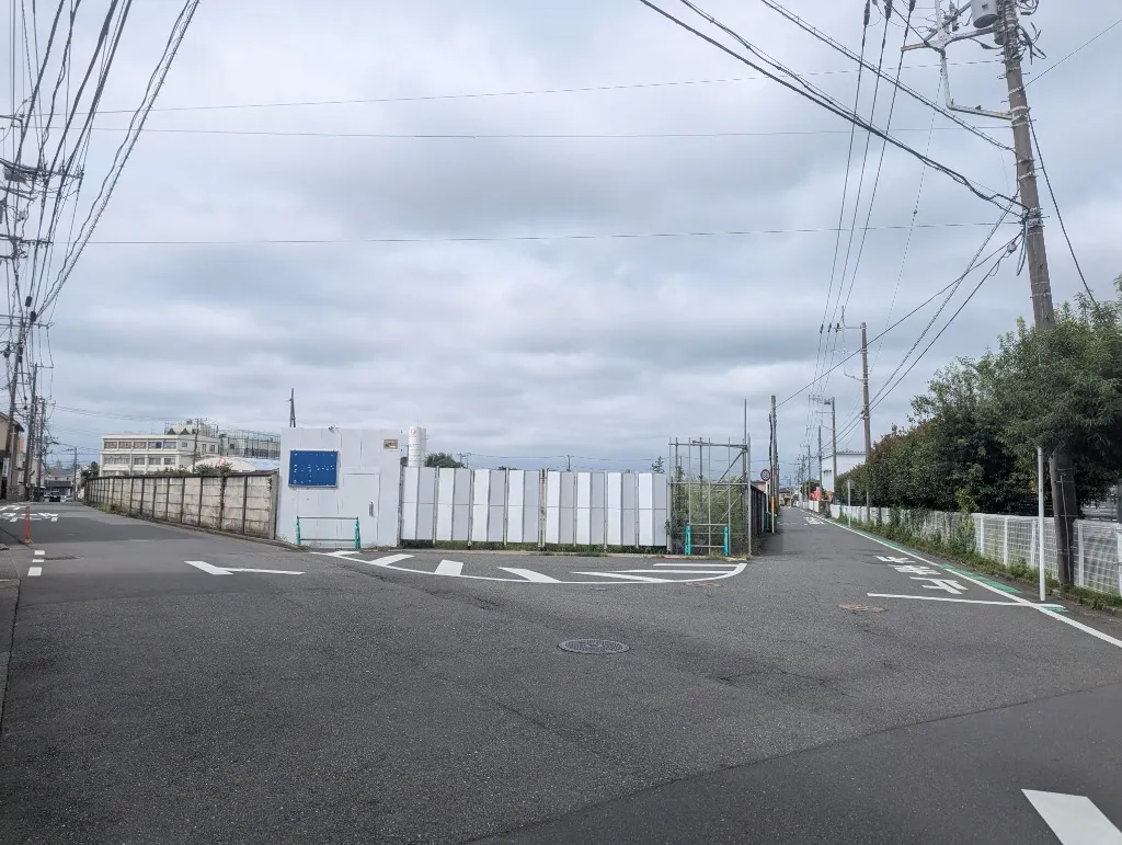 バロー戸塚区東俣野町店予定地の南東角仮囲いゲートと周辺道路の現況