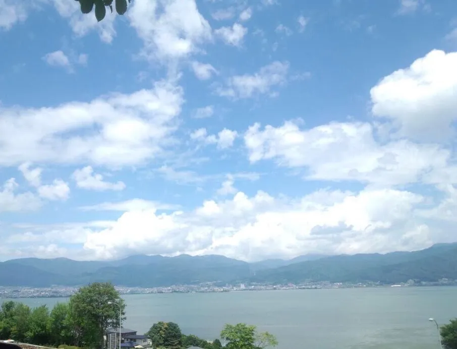 諏訪湖サービスエリアから見下ろす青空と広大な諏訪湖、遠くに広がる山並み