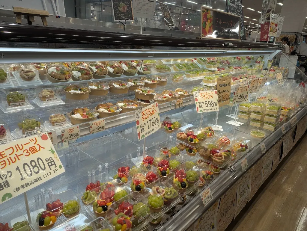 バロー横浜下永谷店の生フルーツタルト売り場(3個入1,080円、5個入1,780円)