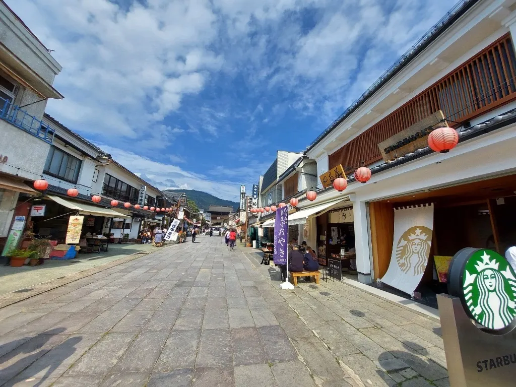 善光寺仲見世通りの石畳と青空、スターバックス信州善光寺仲見世通り店の暖簾と看板